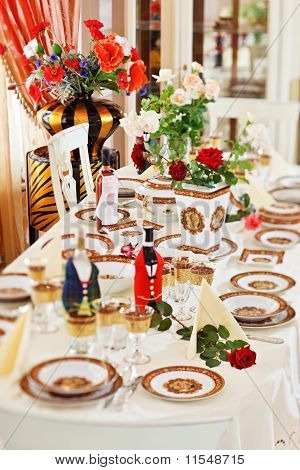 Tabela luxuriante compromissos com a porcelana da China vermelha e rosa flores