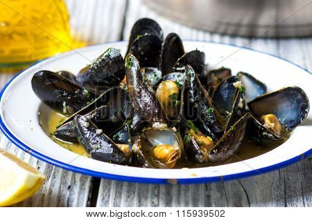 Steamed mussels in wine sauce