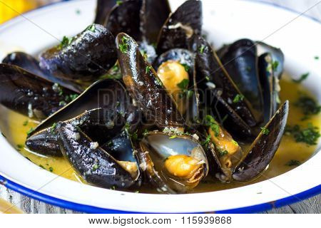 Steamed mussels in wine sauce