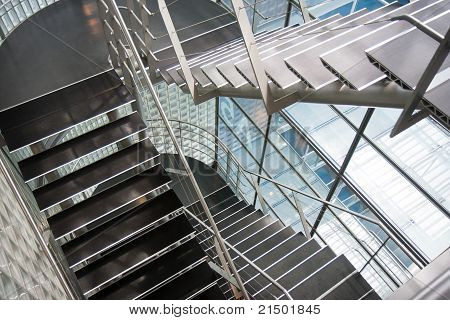 Cage d'escalier ouvert dans un immeuble de bureaux moderne