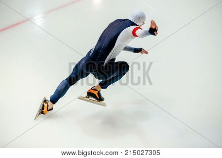 start sprint race men athletes speed skaters