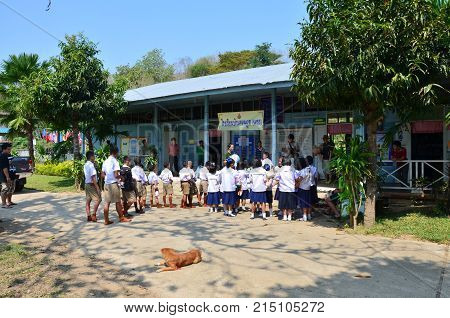 Thai Children Student Line Up At Front Of Classroom Building Of Don Moon (ngang) School
