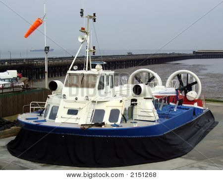 Hovercraft di atterraggio