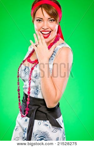Donna sensuale sorridente tenendo la mano vicino la bocca. Pin up e stile retrò.