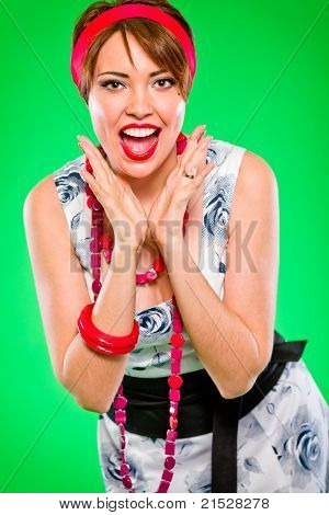 Donna allegra tenendo la mano vicino a viso e divertimento urlando. Pin up e stile retrò.