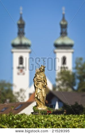 Krásná Zlatá socha Maria v bavorském Tutzingu Německo