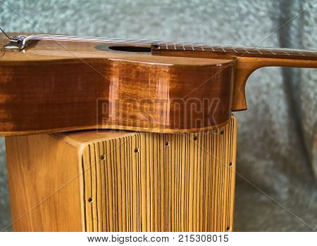A Cajon and a guitar, the perfect duo