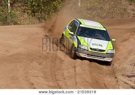 Rostov, Rusland - September 05: Uriy Volkov drev en Subaru Impreza bil under Rostov Velikiy Rusland