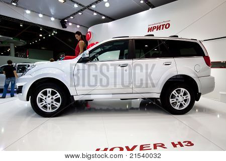 Moskva, Rusko - 25. srpna: Šedá Jeep auto Velká čínská zeď přechodu H3 na Moskevské mezinárodní výstavě v
