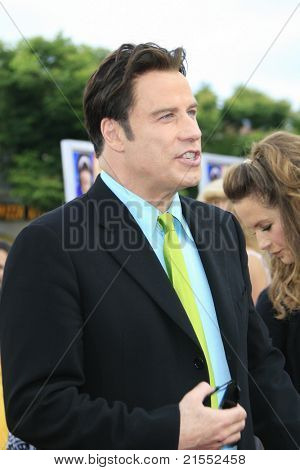 Los Angeles jul 10: John Travolta bei der Premiere im Mann Dorf Theater in wir 'Haarspray'