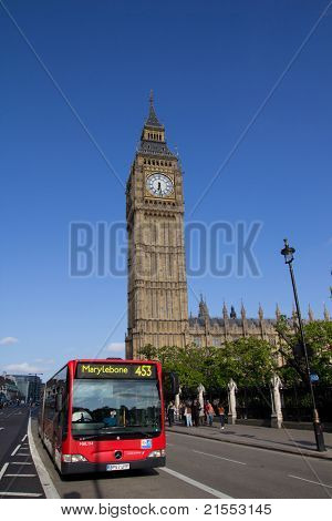 Londres - 29 de maio: A Bus de Londres perto de Big Ben em 29 de maio de 2011, em Londres. O serviço de ônibus de Londres é um