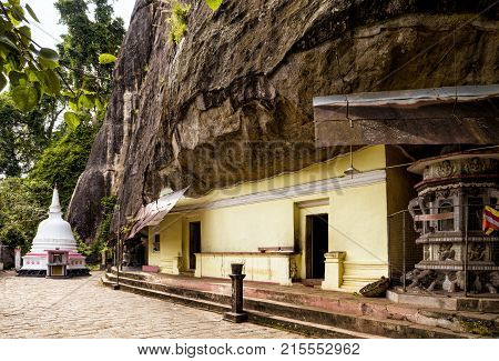 Mulkirigala Raja Maha Vihara is an ancient Buddhist cave temple in Sri Lanka