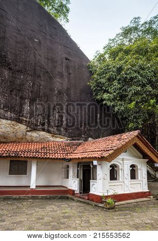 Mulkirigala Raja Maha Vihara is an ancient Buddhist cave temple in Sri Lanka