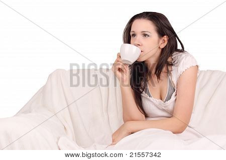 Belle fille mangé le petit déjeuner au lit