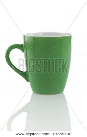 Mug สีเขียวแยกต่างหากบนพื้นสีขาว
