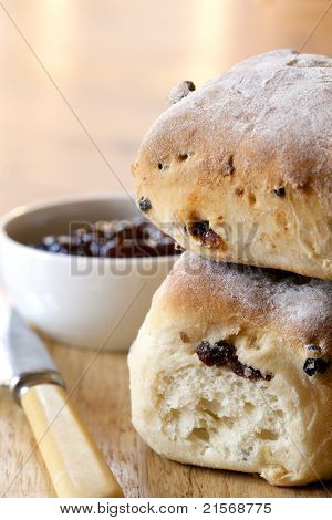 แซนด์วิชผลไม้ scones กับชามของแยมสตรอเบอร์รี่  ความลึกตื้นของเขตข้อมูล