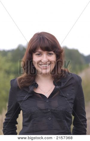 Gülümseyen kız