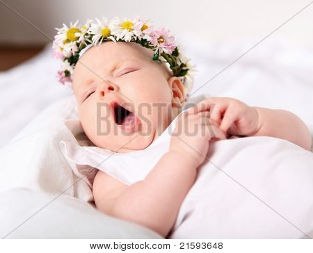Portret van een gapende meisje van de baby