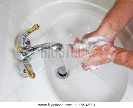 Senior mannelijke Wash handen met zeep