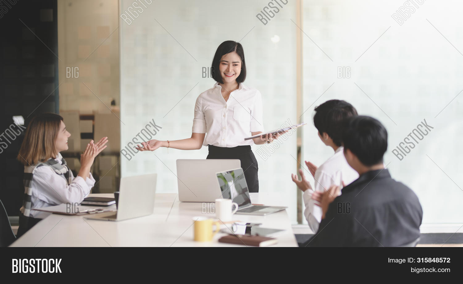 Man explaining how to go to a woman. Мужчина и женщина в офисе. Woman explains. Разговор мужчины и женщины. Explain to her.