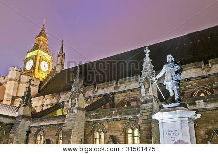 รูปปั้น Oliver Cromwell ในลอนดอน อังกฤษ