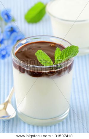 Dessert latte italiano Panacotta in un bicchiere di vetro