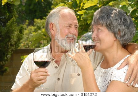 Seniors sorseggiando vino