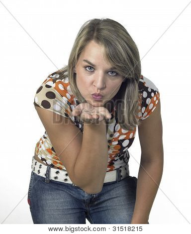 Frontale Blond meisje blaast een kus