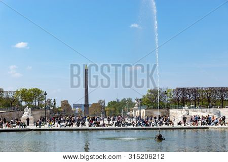Paris, France - March 31, 2019: People Enjoying Sunshine In The Jardin Des Tuileries In Early Spring