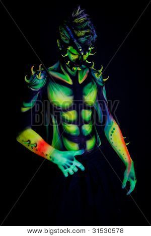 Muž s fluorescenční bodyart. Černé pozadí
