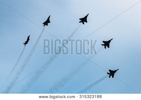 Singapore - 2019-08-03: Singapore Airforce Fighter Jets Fly Pass Over Marina Bay Sands. Singapore Na
