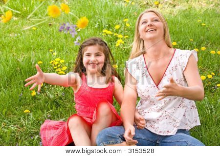 Mamma e figlia che si diverte