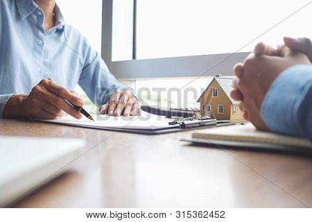 Business Insurance Authorities Showing An Insurance Policy And Dealing The Policyholder Must To Sign
