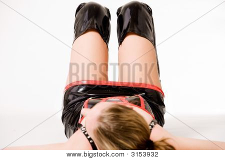 Bellissima bionda In abbigliamento Laque sdraiato sulla schiena