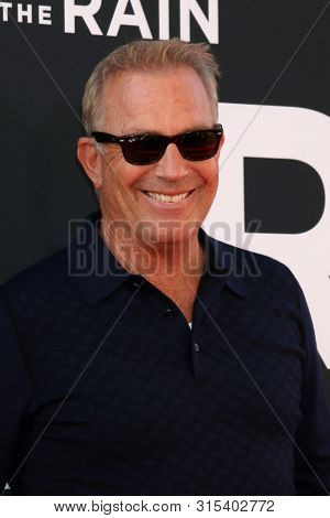 LOS ANGELES - AUG 1:  Kevin Costner at the 