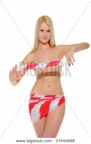 Sexy žena s červeným a bílým výstražné pásky