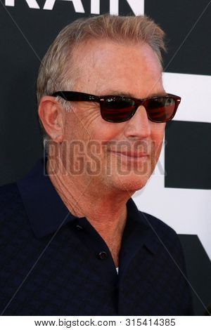 LOS ANGELES - AUG 1:  Kevin Costner at the 