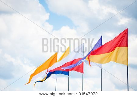 Trójkątne flagi w wiatr