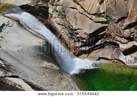 Diamond Mountains. Dprk. Mt.kumgang Trekking Route. Singye Stream Between Rocks
