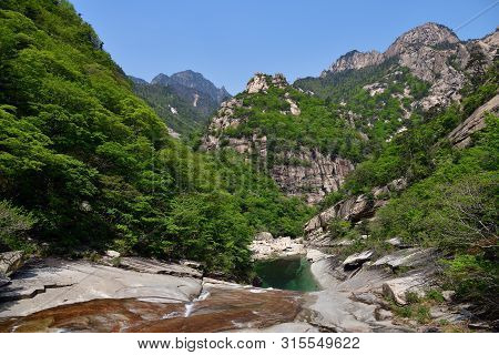 Diamond Mountains. Dprk. Mt.kumgang Trekking Route. Singye Stream Between Rocks