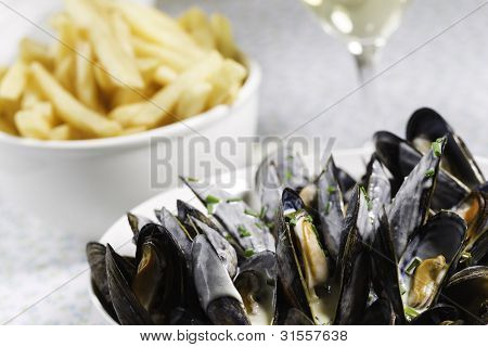 Mossel, frie en witte wijn
