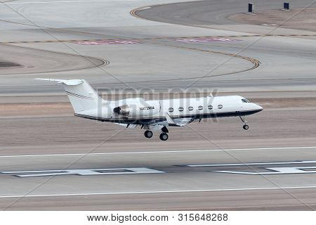 Las Vegas, Nevada, Usa - May 6, 2013: Gulfstream G-iv Luxury Business Jet N472mm At Mccarran Interna