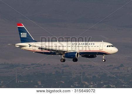 Las Vegas, Nevada, Usa - May 5, 2013: Us Airways Airbus A320 Airliner On Approach To Land At Mccarra