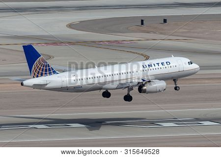 Las Vegas, Nevada, Usa - May 5, 2013: United Airlines Airbus A320 Airliner On Approach To Land At Mc
