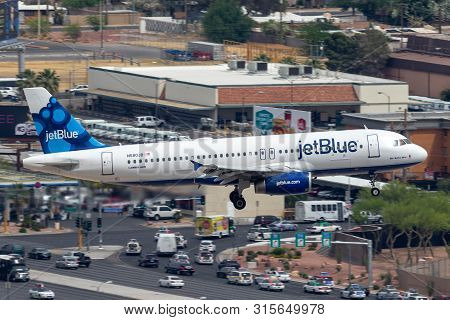 Las Vegas, Nevada, Usa - May 5, 2013: Jetblue Airways Airbus A320 Airliner On Approach To Land At Mc