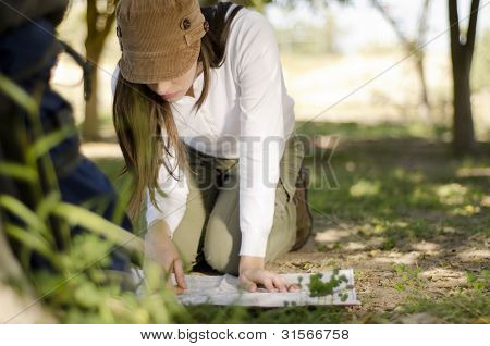 Joven mirando un mapa en un viaje de senderismo