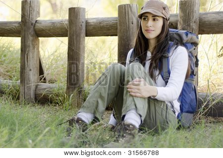 Joven, tomando un descanso en un viaje de senderismo