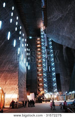 นักท่องเที่ยวเยี่ยมชม Turda เกลือเหมือง