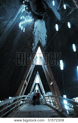 นักท่องเที่ยวเยี่ยมชม Turda เกลือเหมือง