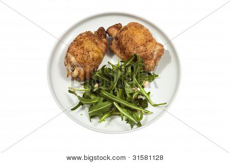 Gegrilltes HÃ¤hnchen mit Rucola auf einem Teller